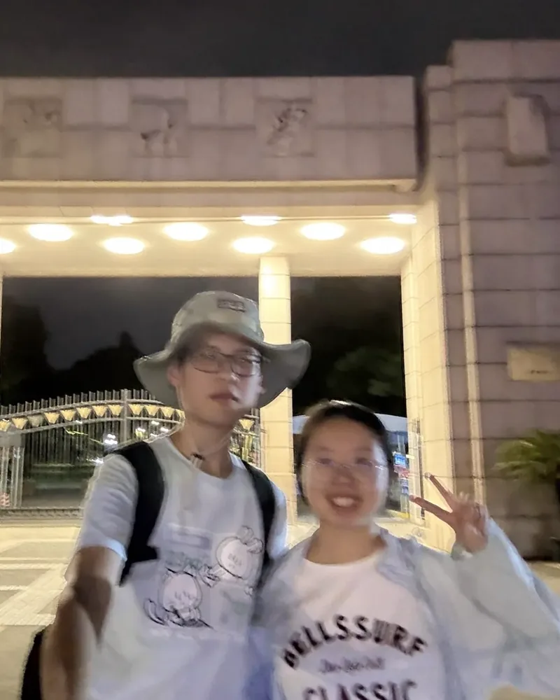 夜晚苍南中学校门前的合影
