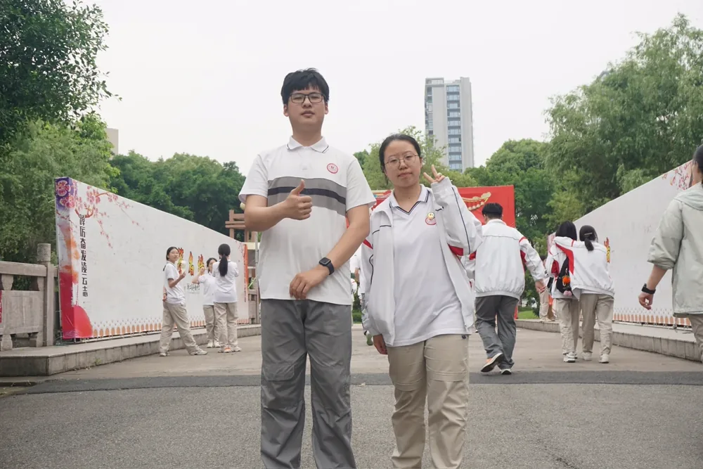 白天苍南中学校园活动中的合影